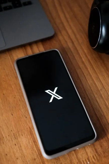 Un espace de travail contemporain mettant en scène un ordinateur portable, une tablette et des smartphones, idéal pour un usage technologique et freelance.