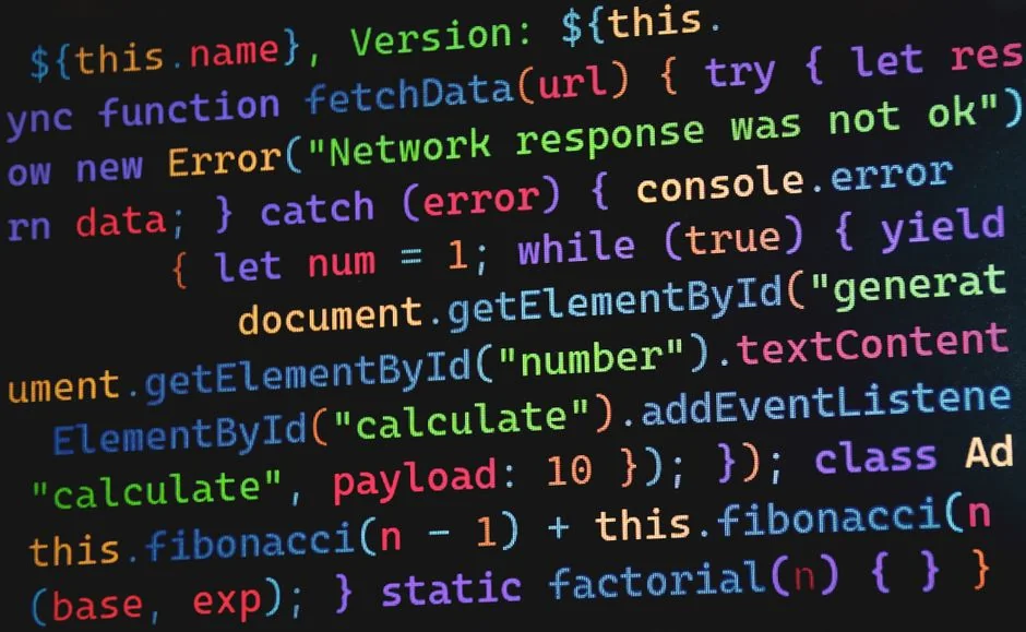 Un ordinateur portable posé sur un lit, affichant un logiciel de conception web, pour créer un espace de travail chaleureux.